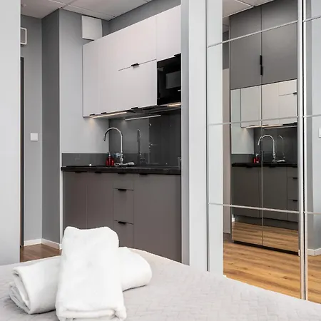 Prymasa Tysiaclecia 83a Center View Free Garage By Perfect 920 Warschau