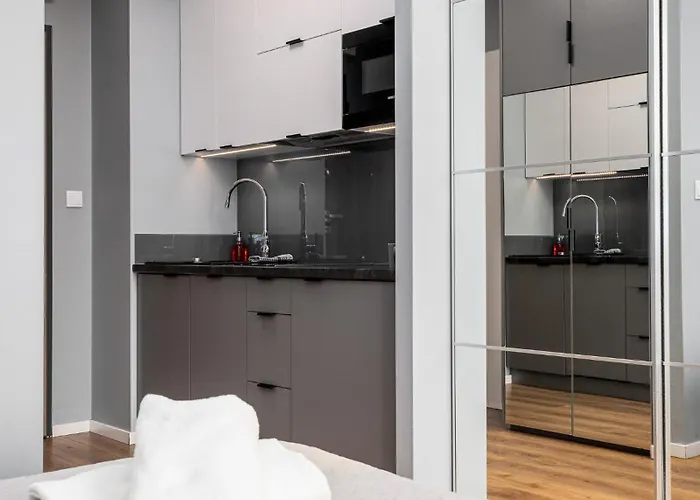 Prymasa Tysiaclecia 83a Center View Free Garage By Perfect 920 وارسو